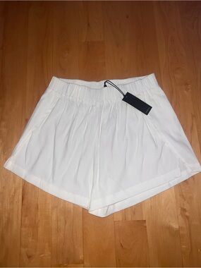 NWT Monrow Linen Dolphin Shorts